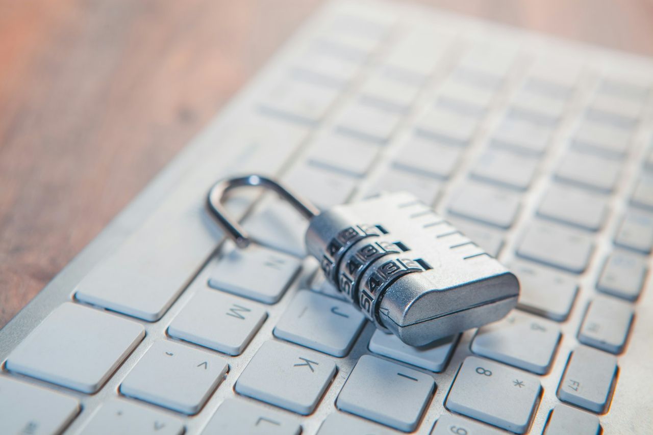 Illustration : cadenas posé sur un clavier d’ordinateur