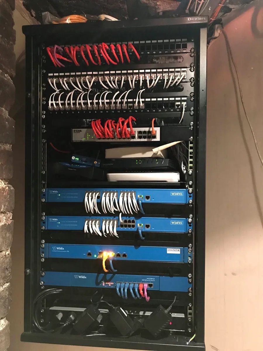 Baie de téléphonie IP avec passerelles et standard