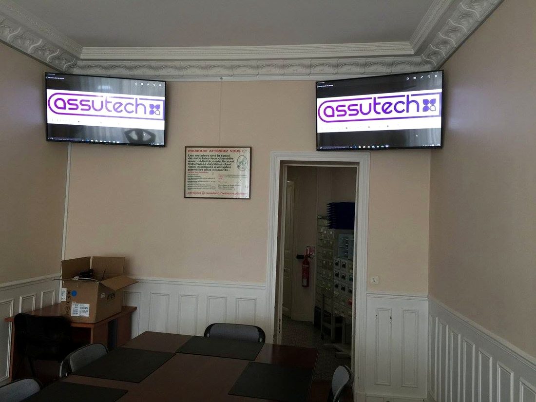 Salle de réunion équipée de deux écrans installés par Assutech