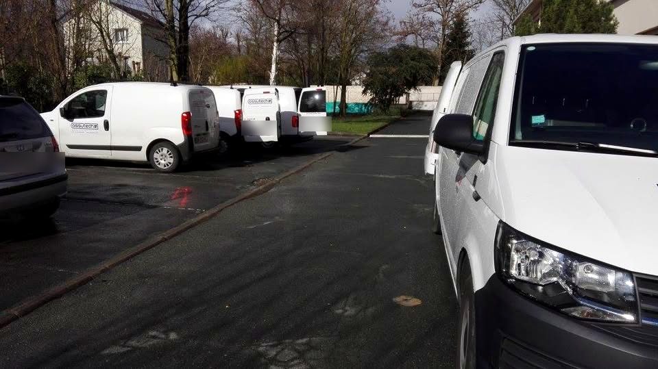 Assutech service vehicles outside the Le Mesnil-le-Roi premises
