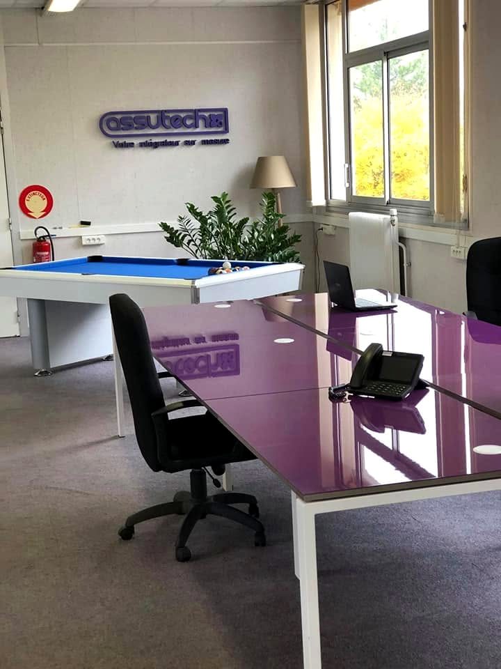 Plateau de bureaux Assutech avec l'enseigne de la société